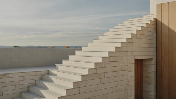 Gestufte Steintreppe entlang einer Gartenmauer im Streiflicht