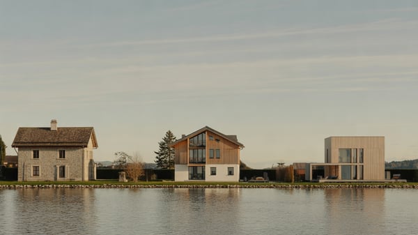 Drei unterschiedliche Häuser am Seeufer: Villa, Chalet und moderner Bau